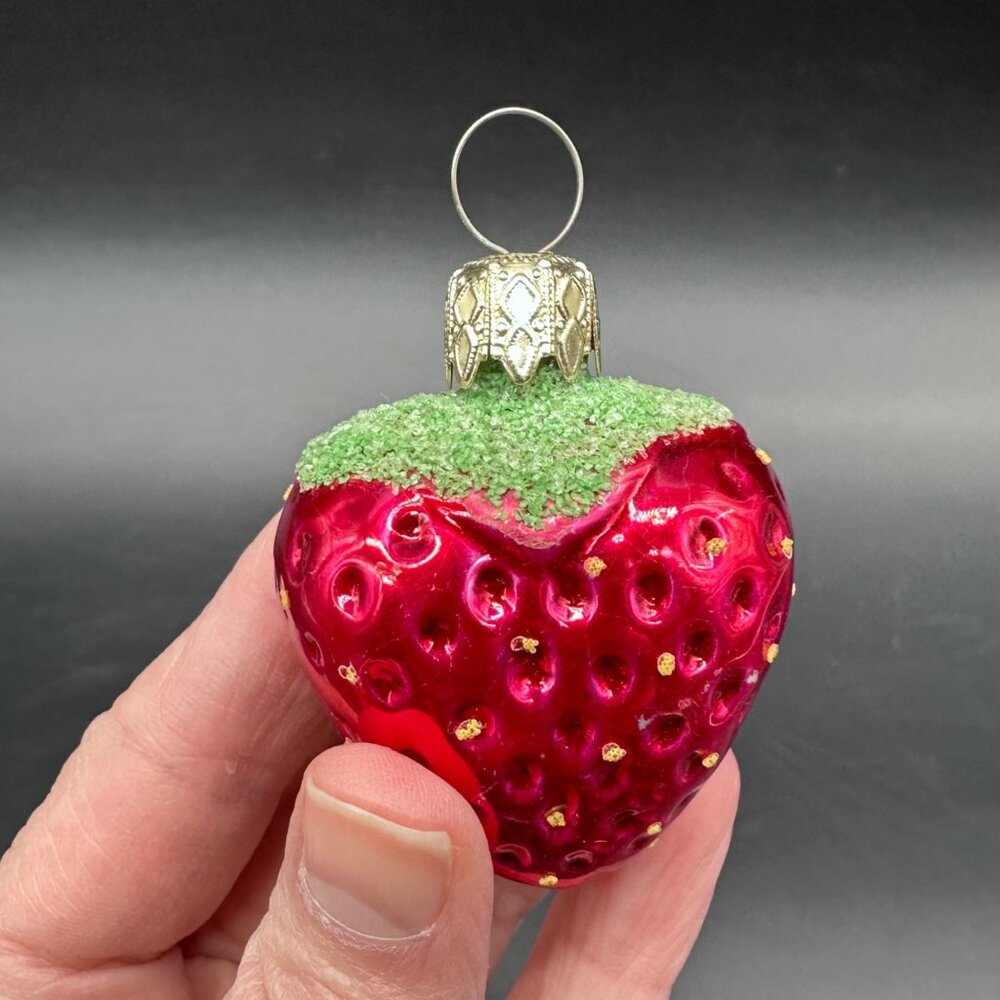 Vintage Glass Strawberry Christmas Ornaments Set Of 2 Czechoslovakia Kitschy - Picture 4 of 8